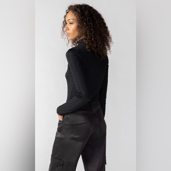 New Evereve Sanctuary Textured Mock Neck Top In Black Size XL - Picture 3 of 16